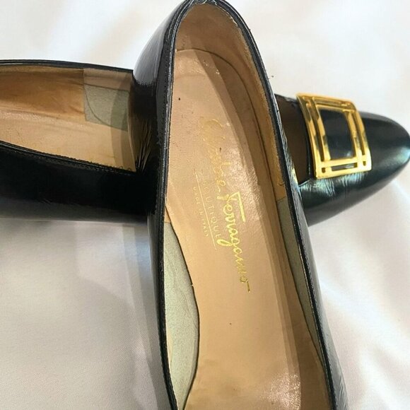SALVATORE FERRAGAMO BLACK PATENT LEATHER GOLD METALLIC BUCKLE PUMPS - 9A - Picture 9 of 9